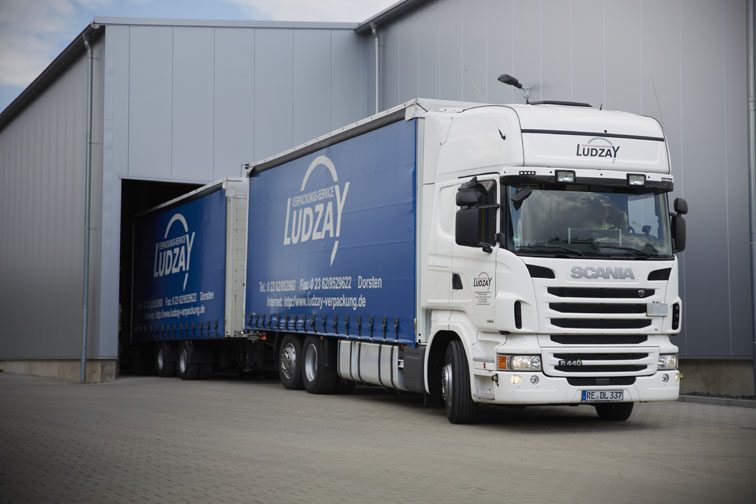 Scania-Zugmaschine auf dem Betriebshof