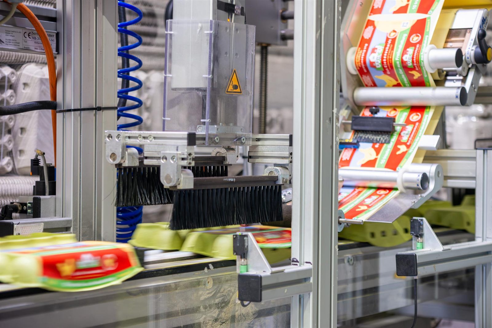 Labelmaschine appliziert Etiketten auf Eierkartons